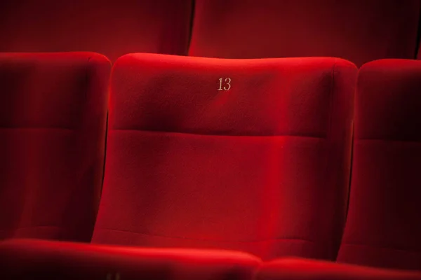 Sinemada on üç numaralı koltuk boş.