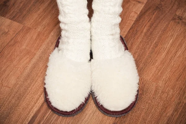 Frauenfüße Gestrickten Wollsocken Und Flauschigen Hausschuhen — Stockfoto