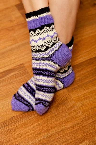 Пара Язаних Вовняних Шкарпеток Жіночих Ногах — стокове фото