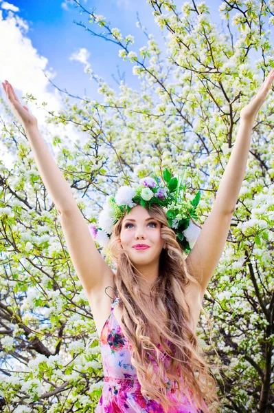 Porträtt Vacker Blond Krans Med Blommande Äppelträd — Stockfoto