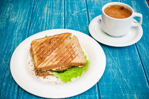 Café Manhã Com Dois Sanduíches Torrados Uma Xícara Café — Fotografia de Stock