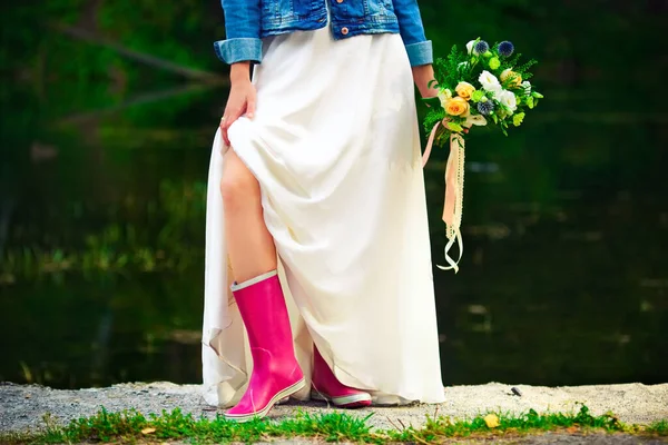 Bride White Dress Pink Rubber Boots Holding Bouquet Flowers — Stock Photo, Image