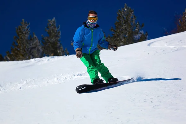 Snowboarder Ladera Las Montañas — Foto de Stock