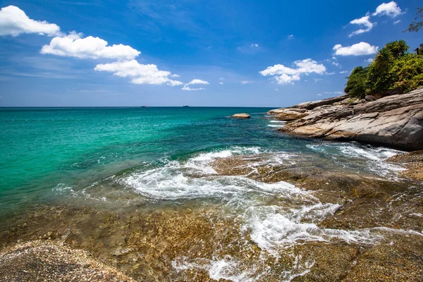 Piękna Tropikalna Laguna Kamienista Plaża — Zdjęcie stockowe