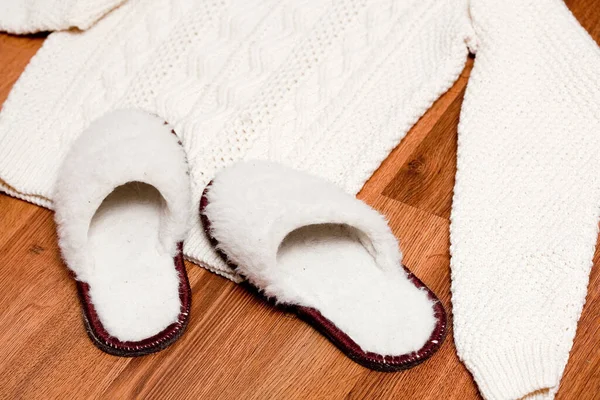 Frau Strickte Wollpullover Und Flauschige Hausschuhe Auf Dem Boden Liegend — Stockfoto