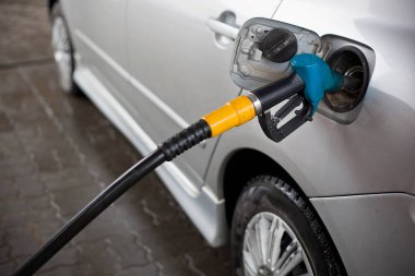 Benzin istasyonunda pompa başlıkları