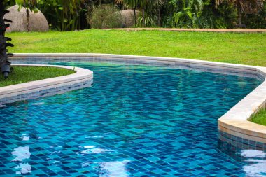 tatil köyünde mavi yüzme havuzu