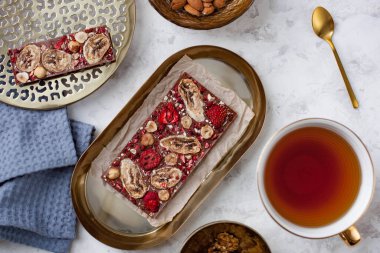 ve fındıklar bir fincan çayın yanında yatıyordu.