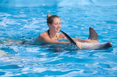 Yunusla yüzen bir kız.