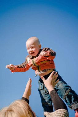 Annesi tarafından terk edilmiş küçük bir çocuk.