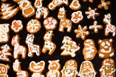 Noel 'de zencefilli ekmek ve siyah yemek tepsisi üzerine beyaz krema.