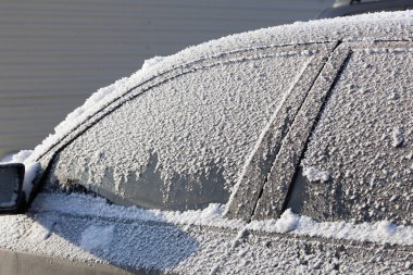 Kış sabahı arabada buz var.