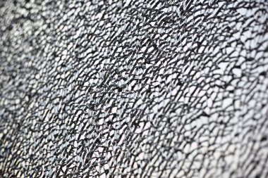 Kırık camlar ve bir sürü parça vardı.