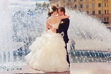 Gelin ve damat çeşmenin yanında.