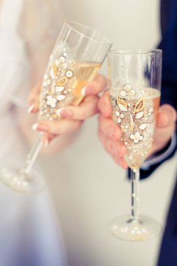 Düğünde iki kadeh şampanya.