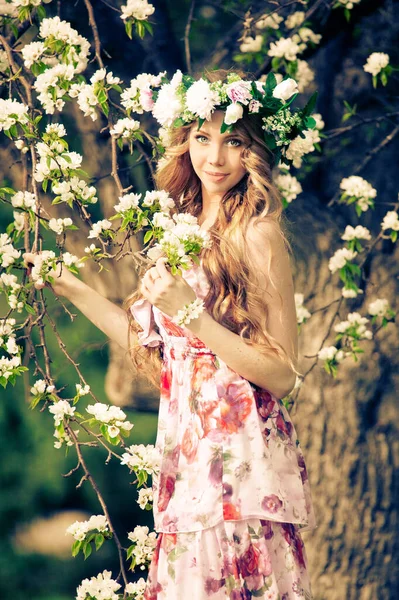 Portrait Belle Blonde Couronne Avec Pommier Fleurs — Photo