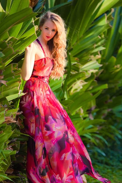 Bella Signora Abito Rosso Brillante Tropici — Foto Stock