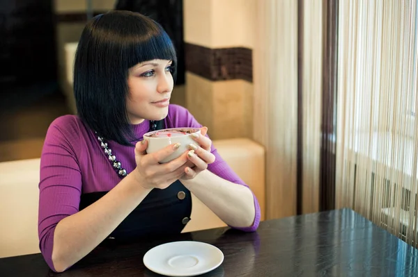 Jovem Mulher Atraente Sentada Café Com Uma Xícara Café — Fotografia de Stock