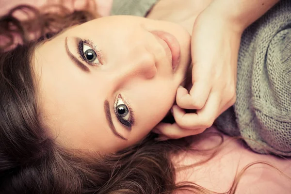 Jolie Jeune Femme Couchée Gros Plan — Photo