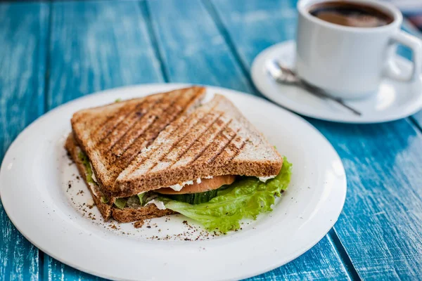 Café Manhã Com Dois Sanduíches Torrados Uma Xícara Café — Fotografia de Stock