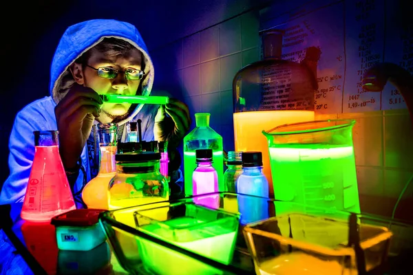 Chemicaliën Experimenteren Het Laboratorium — Stockfoto