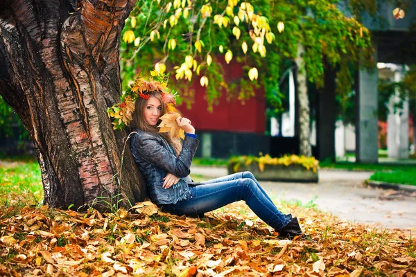 Junge Frau Herbstpark Mit Kranz Auf Dem Kopf — Stockfoto