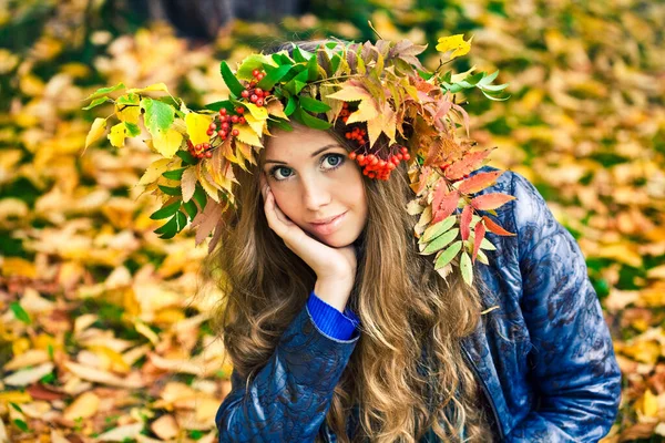 Ung Kvinna Höstparken Med Krans Huvudet — Stockfoto