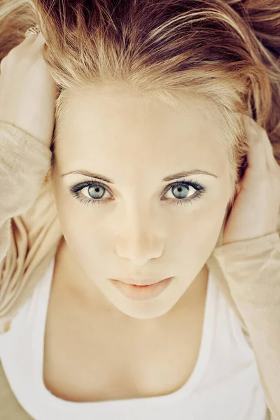 Ung Blond Kvinna Ljuger — Stockfoto