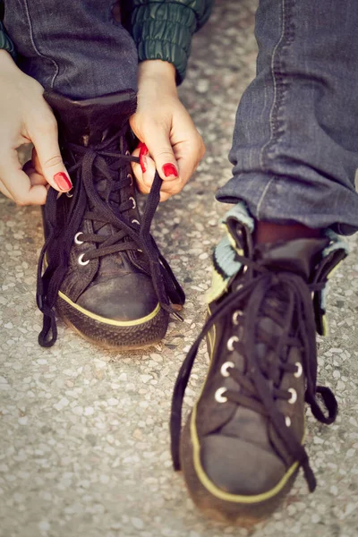 Füße Schwarzen Stiefeln Mit Schnürung — Stockfoto