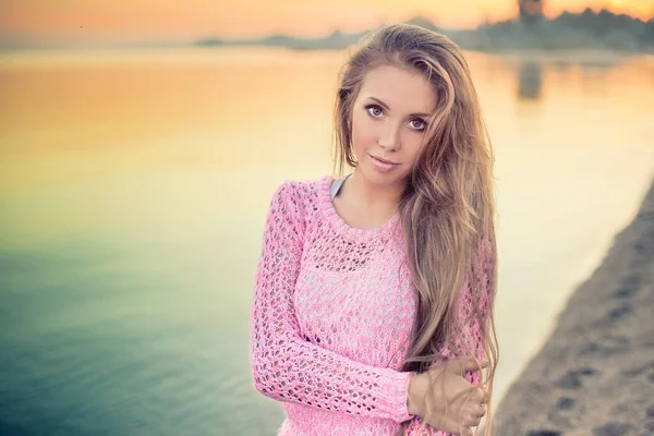 Jolie Jeune Femme Marchant Sur Plage Coucher Soleil — Photo