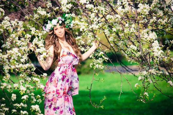 Retrato Bela Loira Grinalda Com Árvore Maçã Florescente — Fotografia de Stock