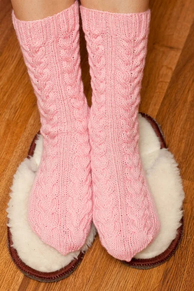 Frauenfüße Gestrickten Rosa Wollsocken Die Auf Flauschigen Hausschuhen Stehen — Stockfoto