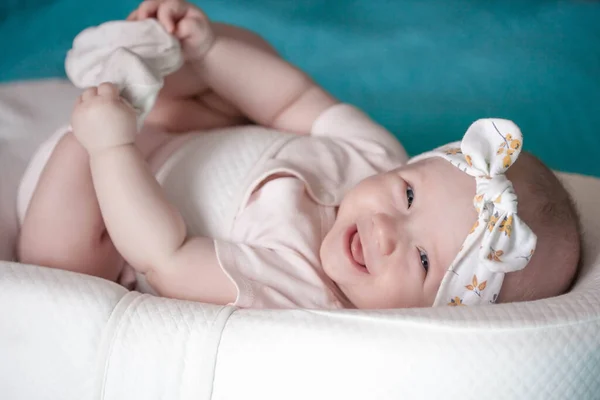 Menina Recém Nascida Uma Headband Está Mentindo Rindo — Fotografia de Stock