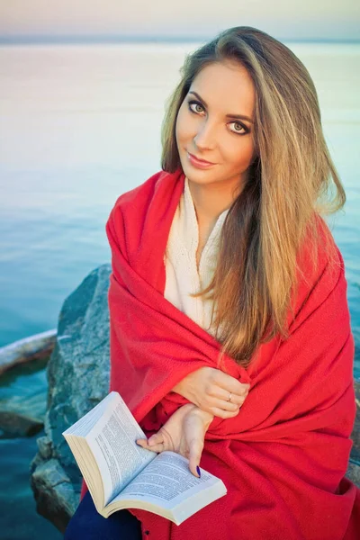 海の近くで本を読んでいる可愛い女の子 — ストック写真