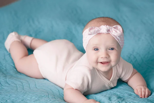Menina Recém Nascida Uma Faixa Cabeça Está Deitada Cobertor Azul — Fotografia de Stock