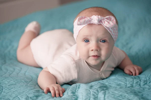 Menina Recém Nascida Com Uma Faixa Cabeça Está Deitada Cobertor — Fotografia de Stock