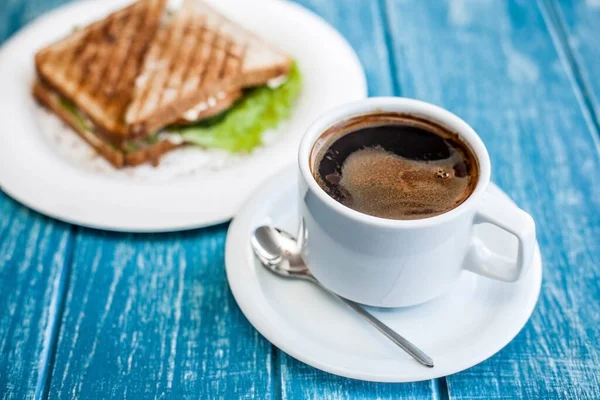 Desayuno Con Una Taza Café Dos Sándwiches Tostados — Foto de Stock