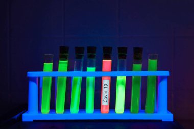 Corona virüsü analizi için parlayan sıvıyla test tüpü