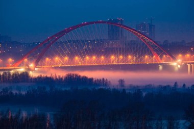 Bugrinskiy Köprüsü 'nün aydınlanması sis icat ediyor, Novosibirsk, Sibirya
