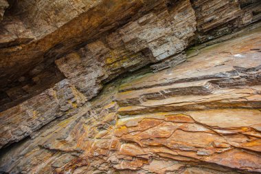 Mağara kesikli taşın eski ve detaylı dokusu. Sibirya, Baykal