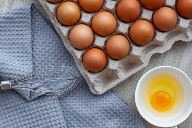 Kahverengi yumurtaların yanında çırpılmış yumurta.