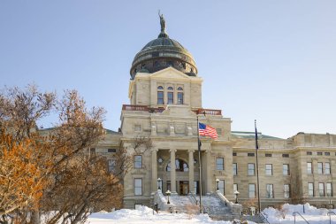 Helena, Montana / ABD - 16 Mart 2020: Helena 'nın başkentinde bulunan eyalet başkentinin ön görüntüsü. Montana Eyalet Meclisi 'ne ev sahipliği yapıyor..  