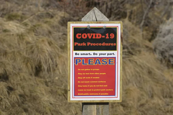 Mart 2020: Bir Covid-19 Coronavirus Park prosedürü Helena, Montana 'daki Helena Dağı' nın tepesine asıldı, viral hastalıkların yayılmasını önlemek için sağlık ve güvenlik ipuçlarına dair uyarıda bulundu.. 
