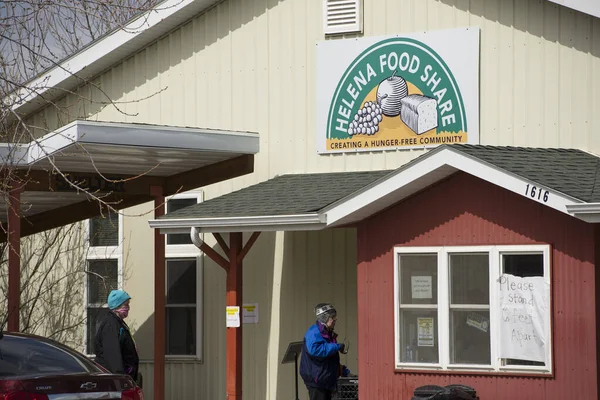 Helena, Montana - 16 Nisan 2020: Helena Food Share 'de sırada bekleyen kadınlar. Coronavirus Covid-19 salgını sırasında ihtiyacı olan bir topluma yardım etmek.