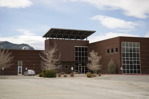 Helena, Montana - 10 Nisan 2020: Capital City Sağlık Kulübü spor salonu binası ve Coronavirus Covid-19 kapanış sırasında boş otopark. Sağlık ve güvenlik nedeniyle kapalı. Fitness, Egzersiz ve Spor Kulübü.