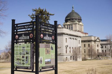 Helena, Montana - 8 Nisan 2020: Montana Eyalet Başkenti haritası ve Capitol Meydanı yön tabelası. Ziyaretçiler ve turistler için kaldırım yolundaki konumlar ve talimatlar.