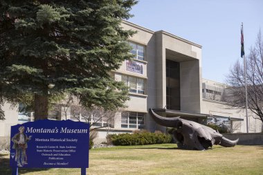 Helena, Montana - 8 Nisan 2020: Helena şehir merkezindeki Montana Müzesi Tarih Topluluğu ofis binası Capitol Meydanı 'nda bulunmaktadır. Tarihi eserleri koruyan bir devlet dairesi..