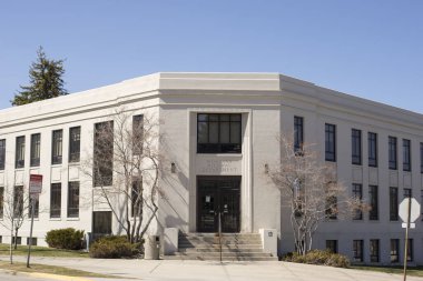 Helena, Montana - 8 Nisan 2020: Helena şehir merkezindeki Adalet Bakanlığı Motorlu Taşıtlar Departmanı ofis binası. Otoyol Devriyesi ve Emniyet Teşkilatı Devlet Tesisi.