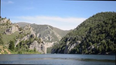 Helena Ulusal Ormanı 'nda Dağ' ın Kapıları. Önünde daima yeşil çam ağaçları ve Missouri Nehri var. Helena, Montana 'da. Tekne turundaki dağların manzarası kapanıyor. CIRCA 2017