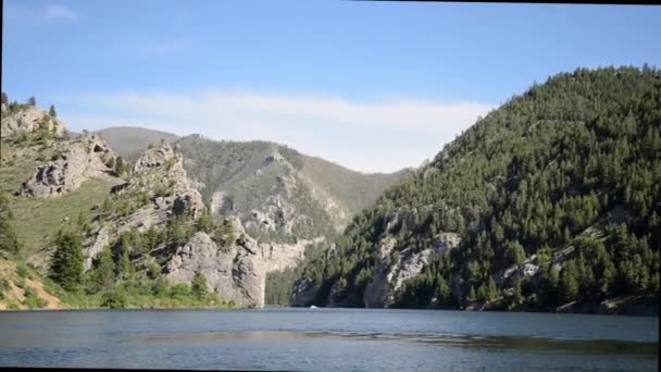 ヘレナの山の門モンタナ州ヘレナで 前景に常緑の松の木とミズーリ川と国立の森 ボートツアーで山の終わりの景色 Circa 2017 — ストック動画